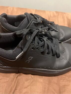 On CloudBlack Leather Athletic Sneakers for Women the Roger advantage black